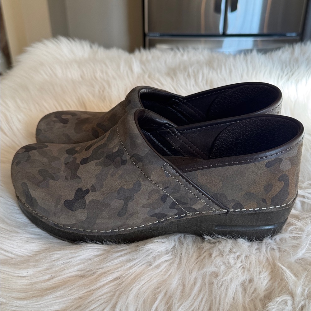 Dansko Camouflage Clogs - Picture 4 of 6
